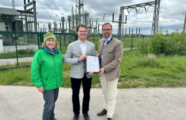 Im Bild (von links nach rechts): Heide Kuckelkorn, Referentin für Energie, Klima- und Umweltschutz Stadt Olching; Thomas Grulke, Geschäftsführer Stadtwerke Olching; Andreas Magg, Erster Bürgermeister Stadt Olching