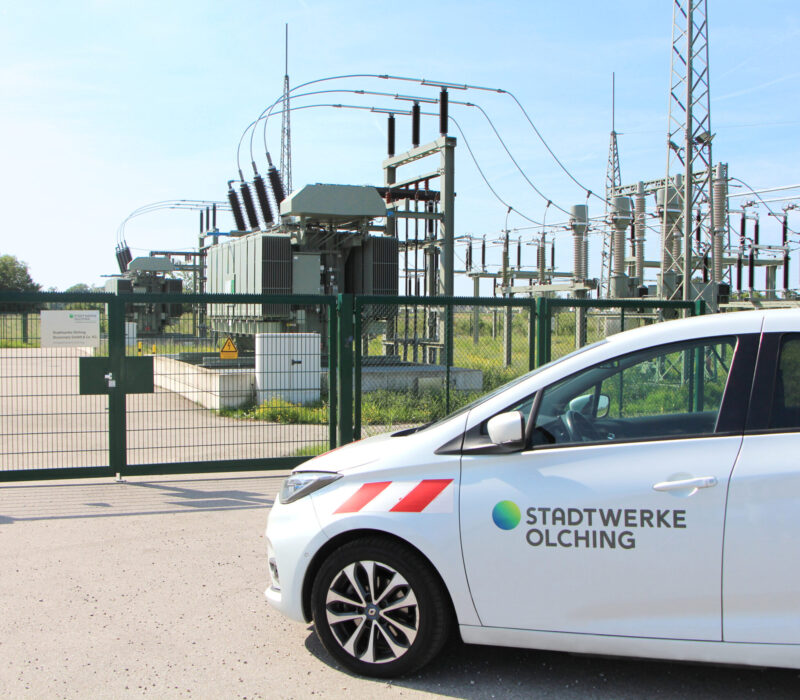 20250730_SWO Umspannwerk_bearb Fahrzeug der Stadtwerke Olching vor einem Umspannwerk