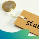 Anhänger mit der Aufschrift "stabil" an einer 1-Euro-Münze hängend.