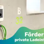 Ladeinfrastruktur in einer privaten Garage mit der Überschrift "Förderstart für private Ladeinfrastruktur"