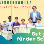 Übergabe von Regenschutzhüllen an die Vorschule des Kindergartens Spielwiese in Olching
