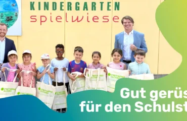 Übergabe von Regenschutzhüllen an die Vorschule des Kindergartens Spielwiese in Olching