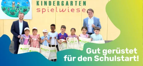 Übergabe von Regenschutzhüllen an die Vorschule des Kindergartens Spielwiese in Olching