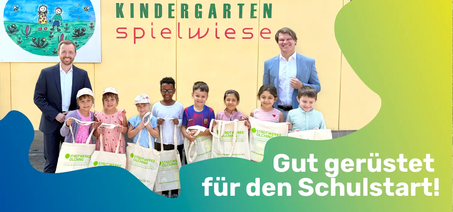 Übergabe von Regenschutzhüllen an die Vorschule des Kindergartens Spielwiese in Olching