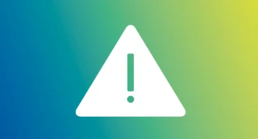 Ausrufezeichen auf buntem Untergrund