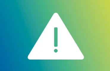 Ausrufezeichen auf buntem Untergrund