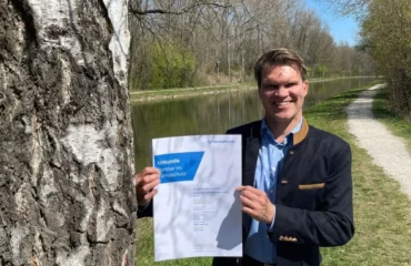 Foto mit Urkunde Klimaneutrales Unternehmen Stadtwerke Olching - Urkunde für klimaneutrales Unternehmen