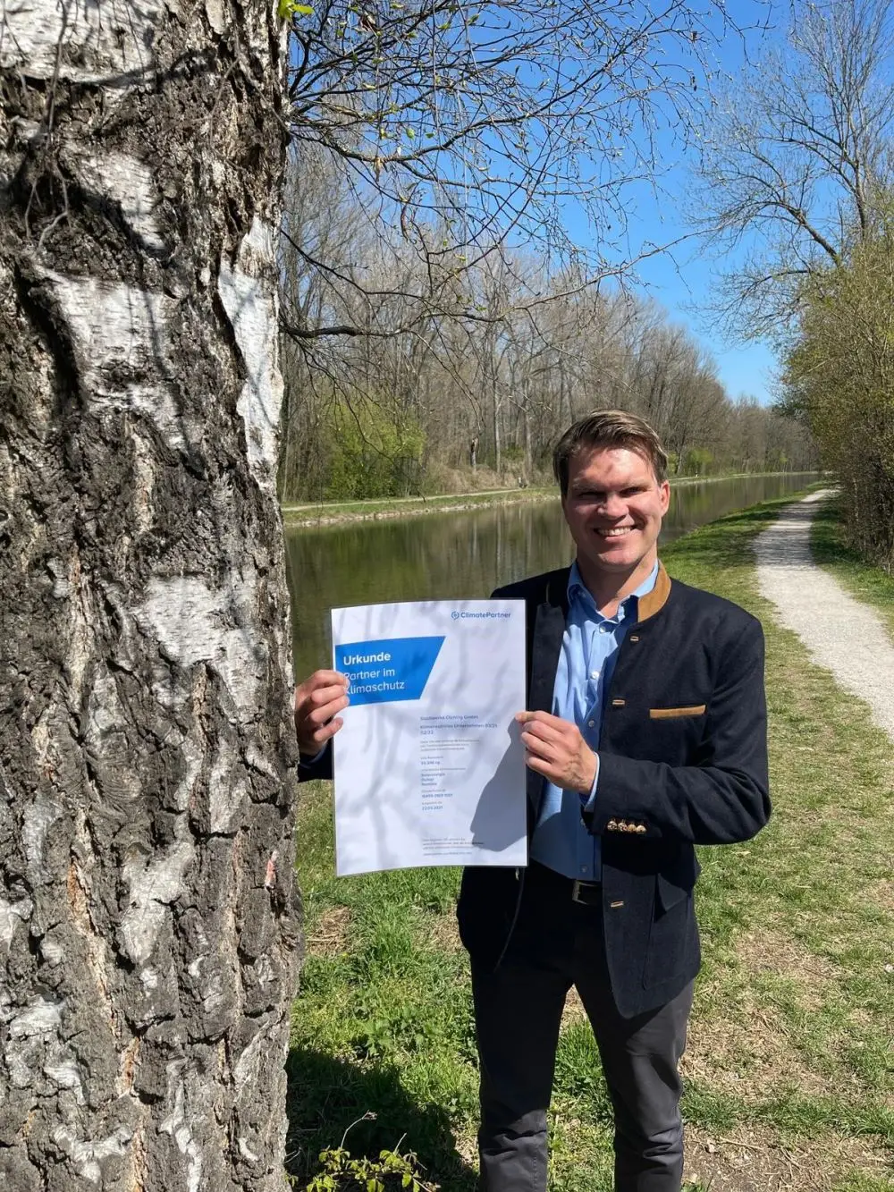 Foto mit Urkunde Klimaneutrales Unternehmen Stadtwerke Olching - Urkunde für klimaneutrales Unternehmen