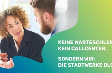 Kundenberaterin im Gespräch mit Kunden mit Hinweis: Keine Warteschleife. Kein Callcenter. Sondern Wir: Die Stadtwerke Olching