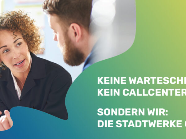 Kundenberaterin im Gespräch mit Kunden mit Hinweis: Keine Warteschleife. Kein Callcenter. Sondern Wir: Die Stadtwerke Olching