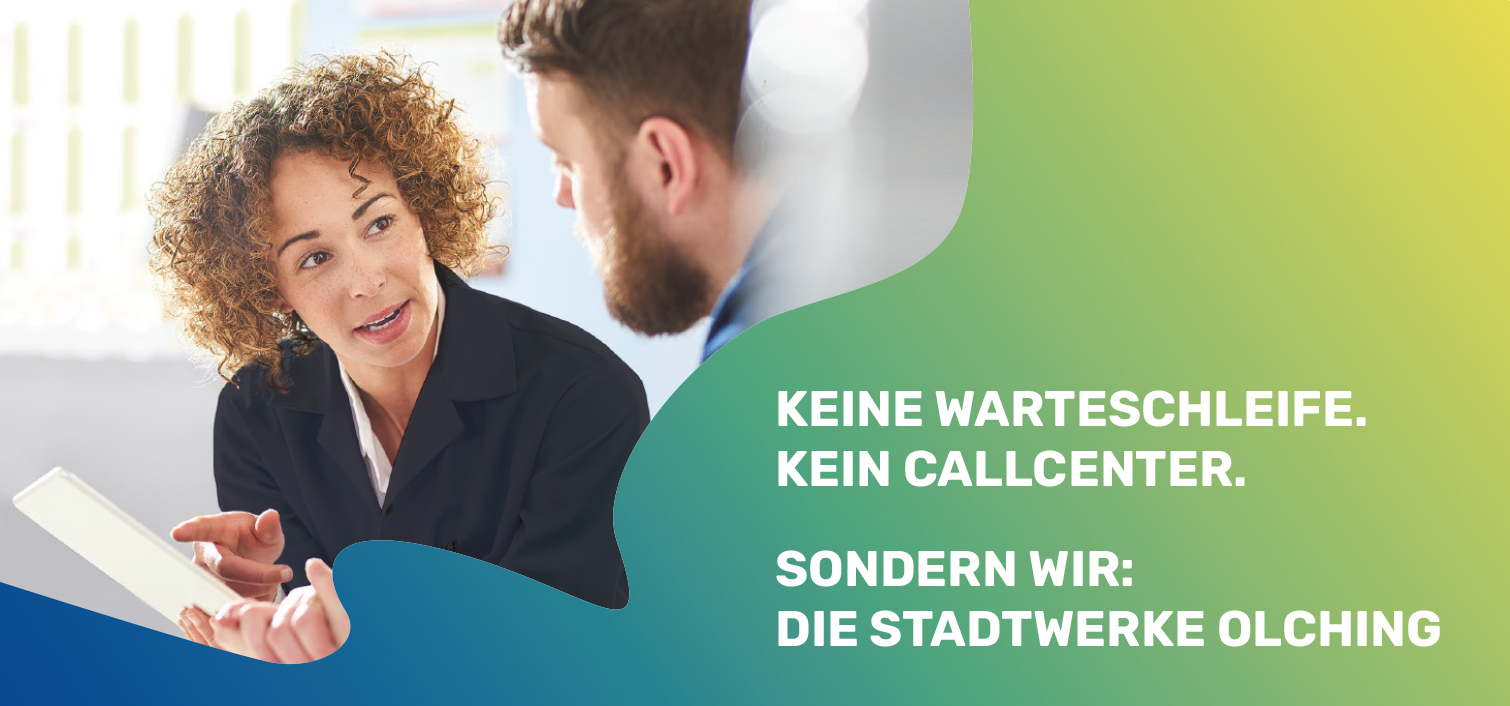 Keine Warteschleife Kundenberaterin im Gespräch mit Kunden mit Hinweis: Keine Warteschleife. Kein Callcenter. Sondern Wir: Die Stadtwerke Olching