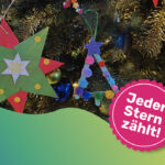 Gebastelte Sterne an einem Christbaum zur Spendenaktion Weihnachten 2025
