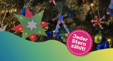 Gebastelte Sterne an einem Christbaum zur Spendenaktion Weihnachten 2025