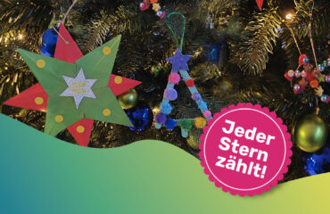 Gebastelte Sterne an einem Christbaum zur Spendenaktion Weihnachten 2025