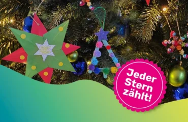Gebastelte Sterne an einem Christbaum zur Spendenaktion Weihnachten 2025
