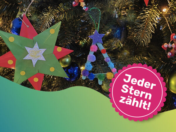 Gebastelte Sterne an einem Christbaum zur Spendenaktion Weihnachten 2025