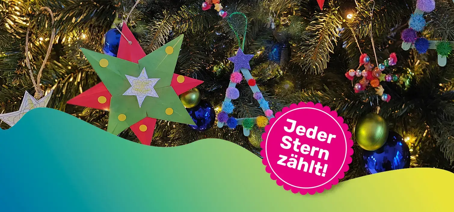 Gebastelte Sterne an einem Christbaum zur Spendenaktion Weihnachten 2025